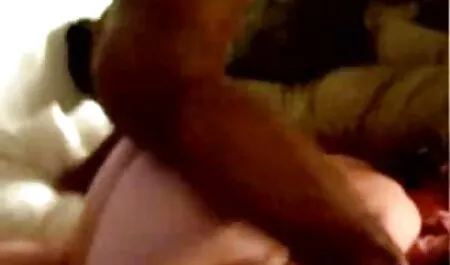 Dame in sokken en eerste keer sex filmpjes schoenen leert jonge mannen om te boren