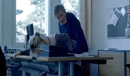 Magere lang sex film trut in korte rok met blote tieten