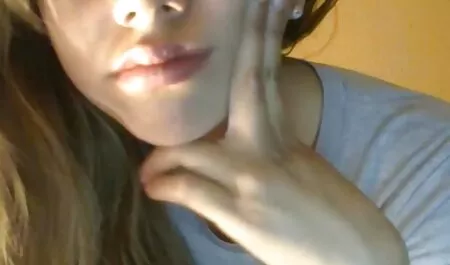 Schattig meisje maakt lul met gedwongen sex films gaten in gaten