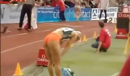 Slet erotische seks filmpjes met twee gaten wordt geneukt door drie mannen.