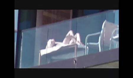blonde zakken werden gestraft voor youtube sexfilmpjes blote huid en jas.