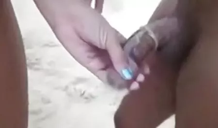 Sissy neukte met een gratis seksfimpjes zwarte lul in zijn kont.