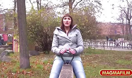 Het meisje draaide gratis sex film met dieren haar mooie borsten