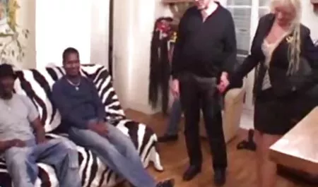 Ze vroeg het meisje kanker sex filmpjes lesbisch te krijgen en ze neukte in haar anus voor de camera.