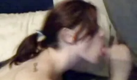 De jongen is dun in gestreepte sokken, met kleren en gratis anale sex filmpjes vrije ruimte.