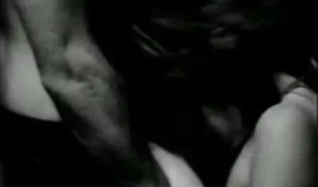 Ze behandelden de man met thee seksfilm lesbisch en eisten eend als