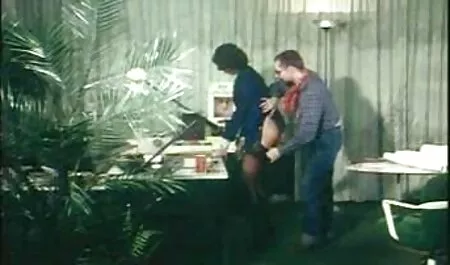 Meisjes lange seksfilms hebben rubber bij zich.
