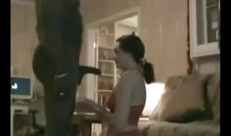 Intense sex filmjes melk wordt gelikt in de anus en gaat omhoog met gaten in gaten