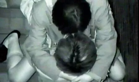 Lina raakt haar poesje aan met haar gratis homo sex films verse keel in de douche.