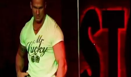 Ze kreeg een orgasme toen ze de gratis sex film 123 kleren in de winkel probeerde te leggen.